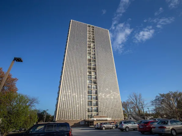 2525 S Shore Dr Unit 18, Milwaukee, WI 53207