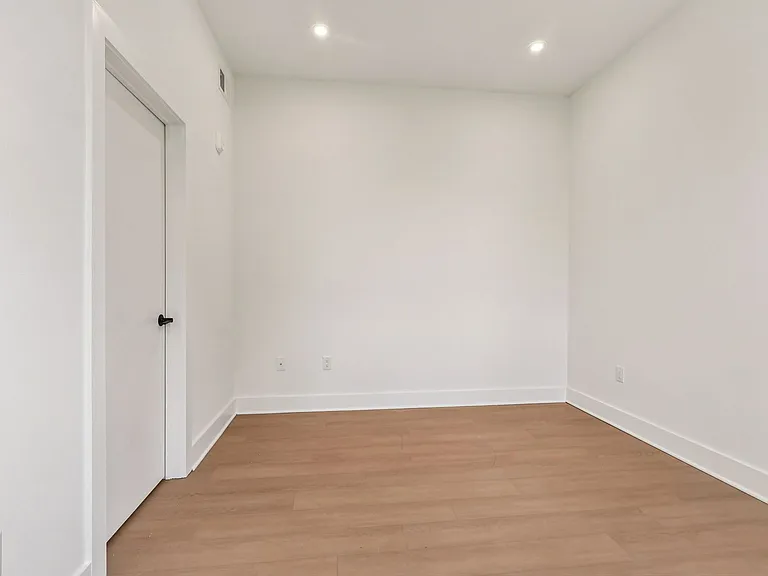 20 West — Photo 287