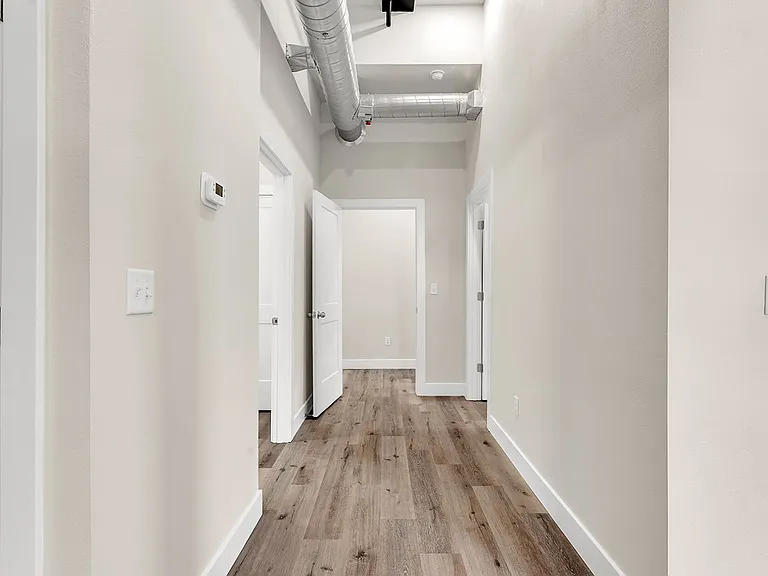 235 N Market Ave — Photo 15