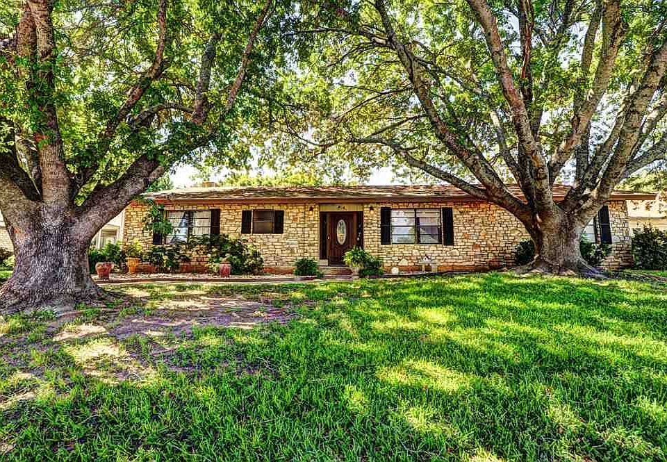 1st image of 213 Meadowlakes Dr