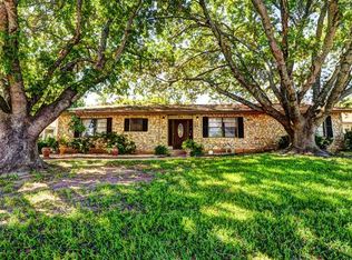 213 Meadowlakes Dr, Meadowlakes, TX 78654