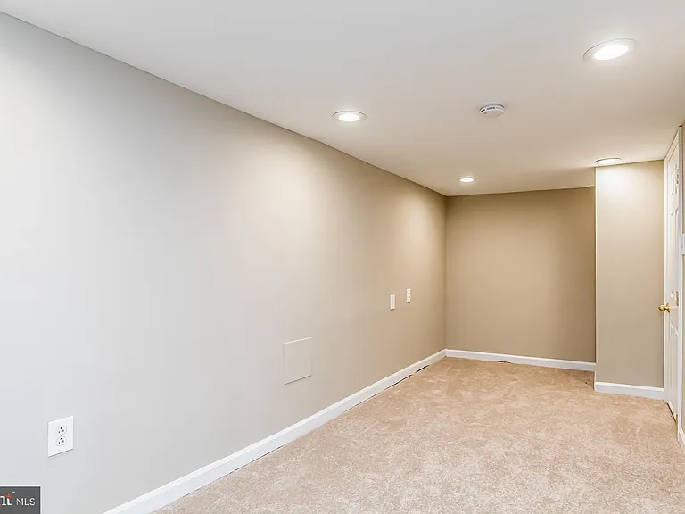 130 W Randall St — Photo 25