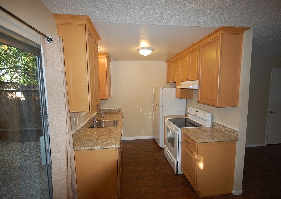 Remodeled kitchn with granite counter tops and new cabinets