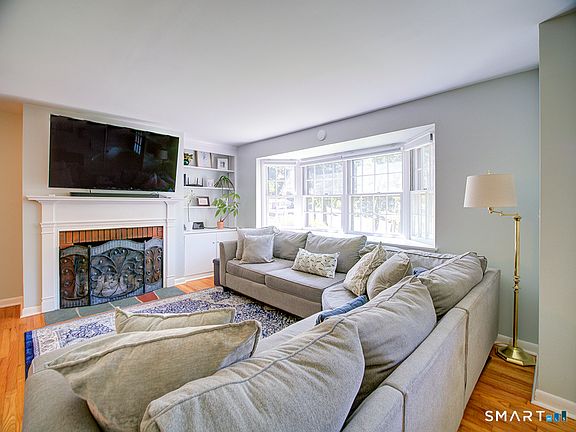 5th image of 13 Douglas Drive #13