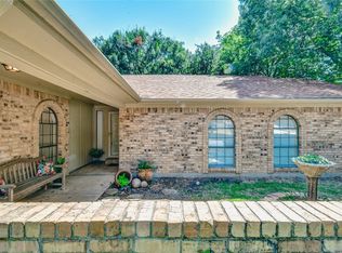 233 Haywood Dr, Benbrook, TX 76126