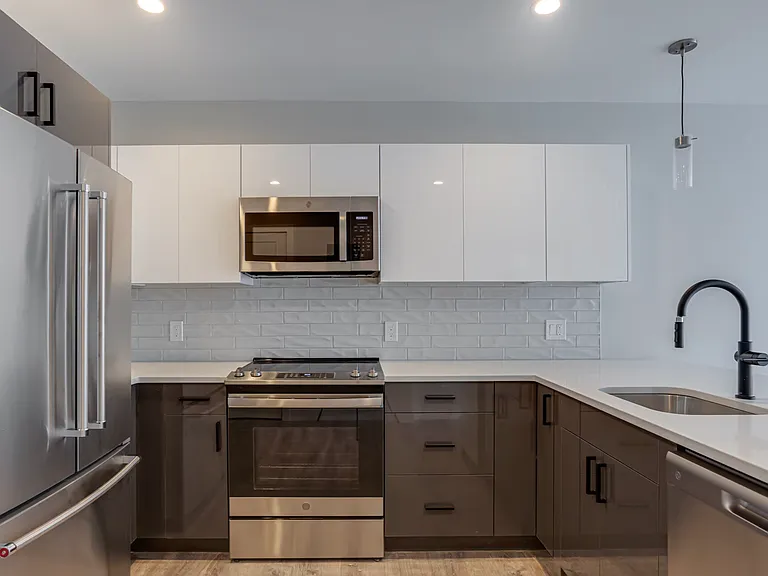 125 Warren Apartments — Photo 9