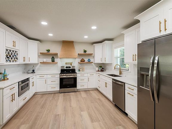 3rd image of 796 PINEWOOD DRIVE