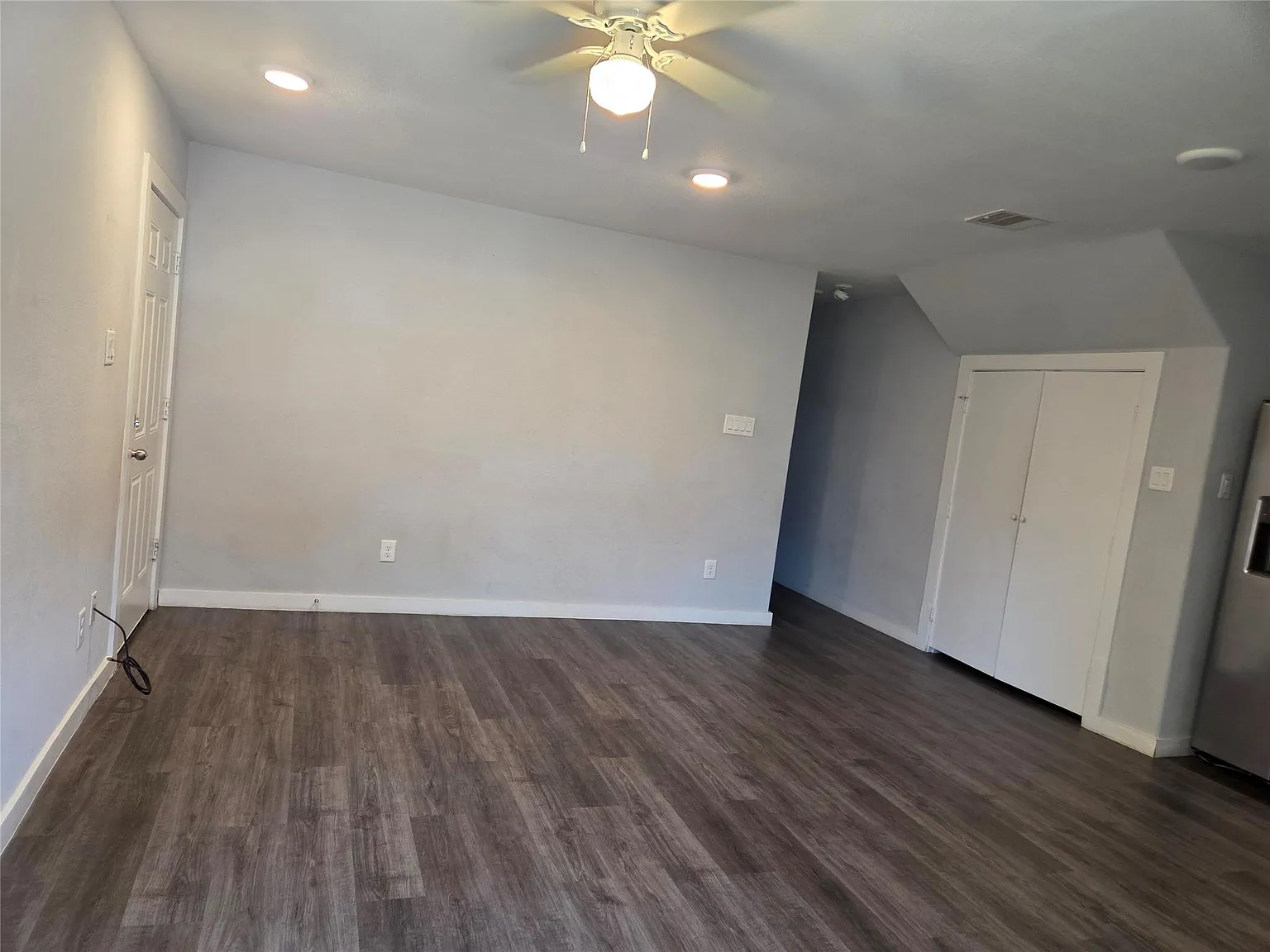3 bed, 2.0 bath, 1180 sqft, $1,900 — Photo 2