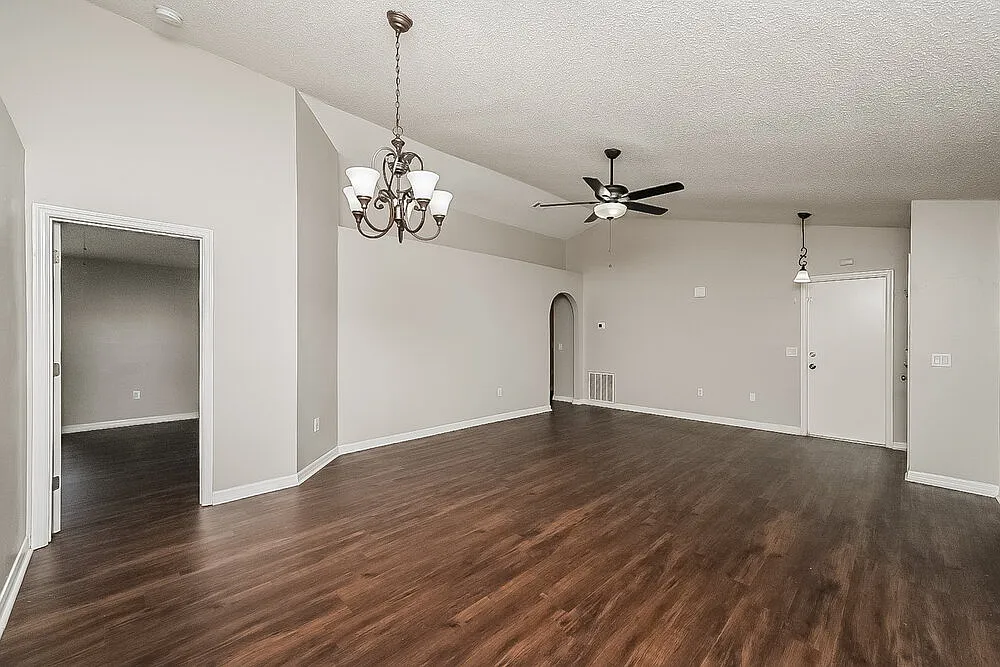 3 bed, 2.0 bath, 1303 sqft, $2,080 — Photo 3
