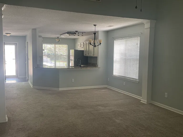 114 Huntington Cir — Photo 6