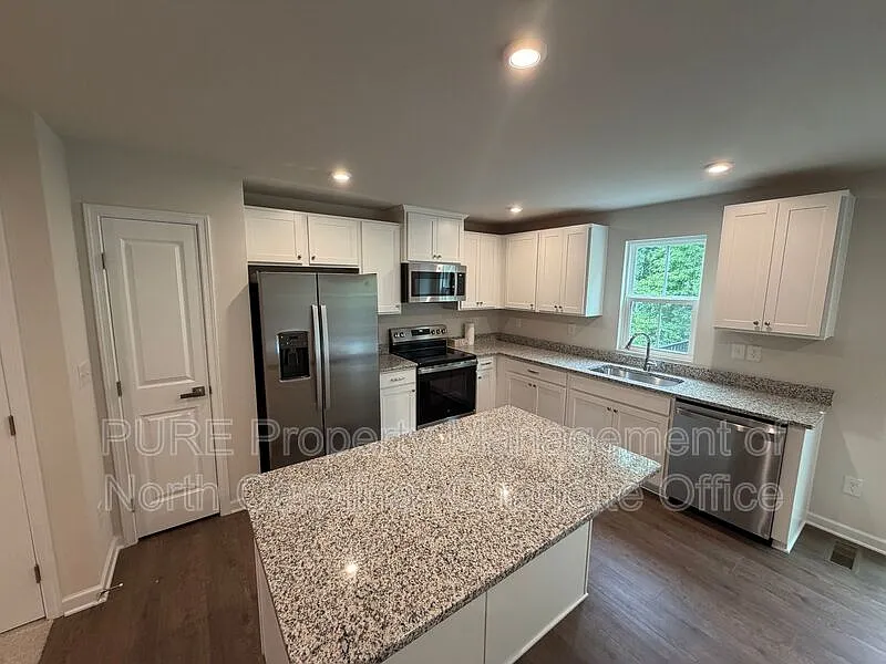 3 bed, 2.5 bath, 1498 sqft, $1,849 — Photo 3