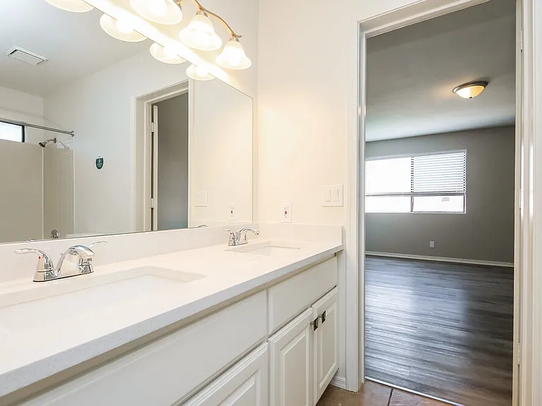 555 W Spur Ave — Photo 16