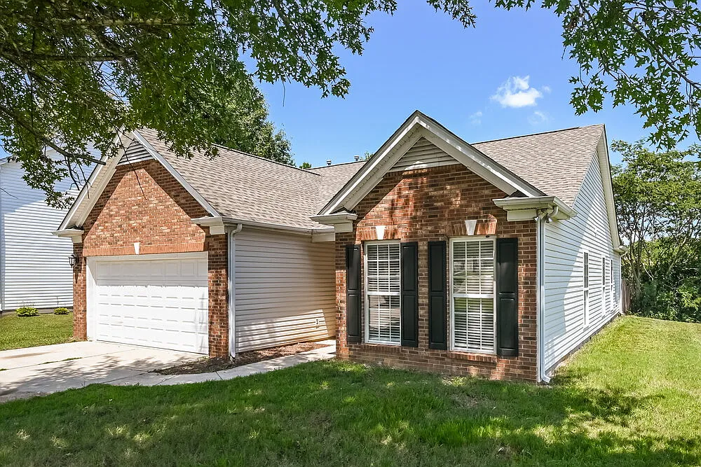 3 bed, 2.0 bath, 1295 sqft, $1,910 — Photo 3