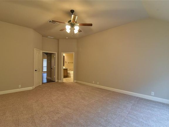 3rd image of 917 Hoyt Dr