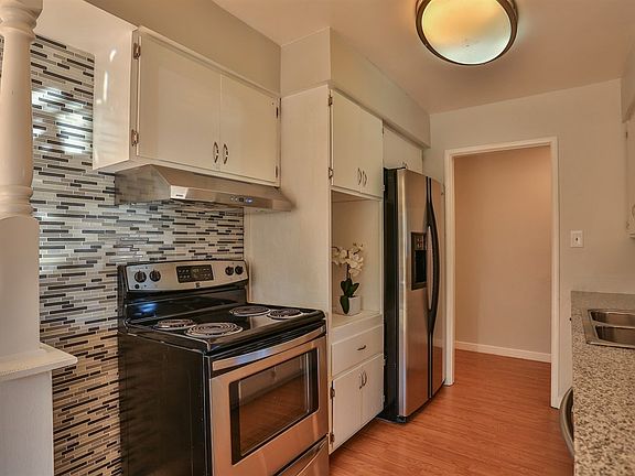 2nd image of 6913 Lincoln Oaks Dr