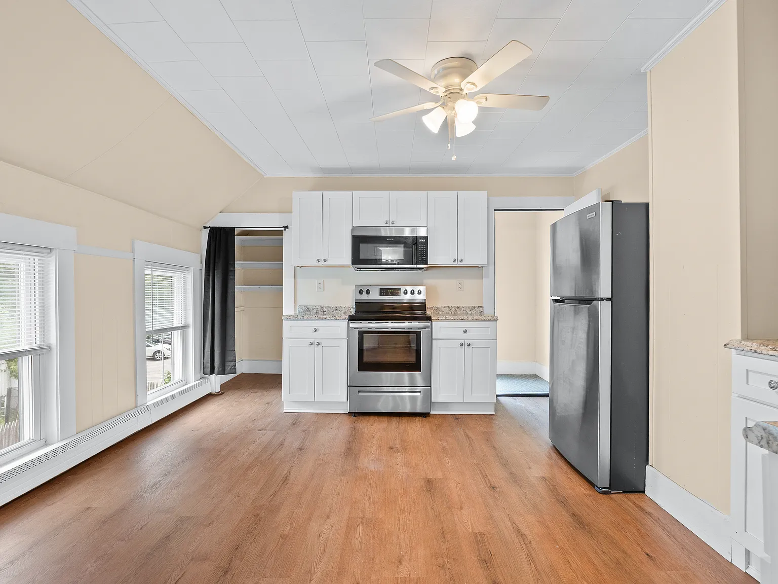 3 bed, 1100 sqft, $2,150 — Photo 2