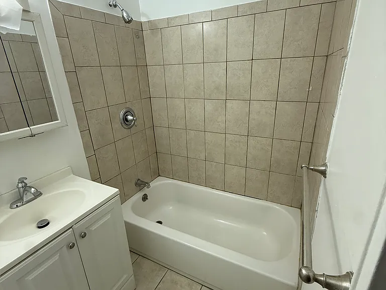 E Curtis St — Photo 11