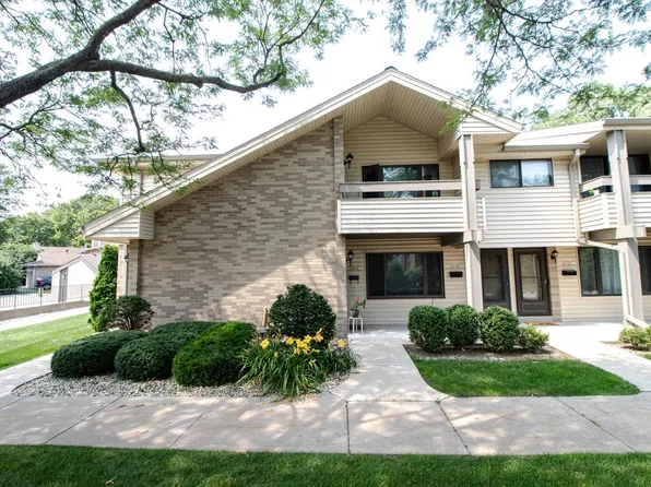 1693 South Carriage LANE, New Berlin, WI 53151