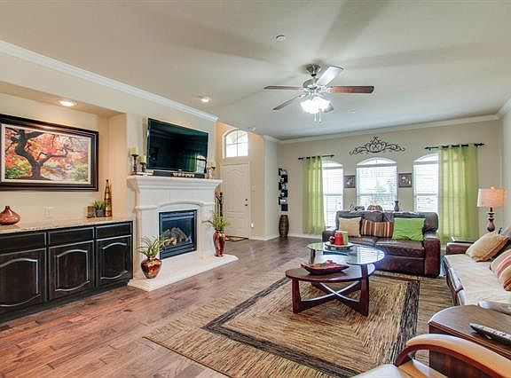 2nd image of 1412 Arapaho Dr