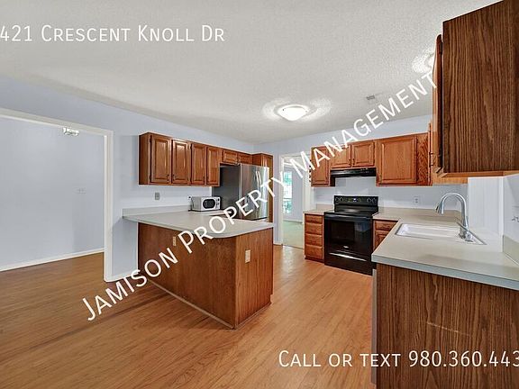 4th image of 3421 Crescent Knoll Dr