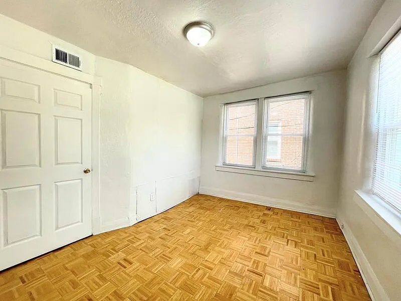 3 bed, 1.0 bath, 1000 sqft, $1,500 — Photo 2