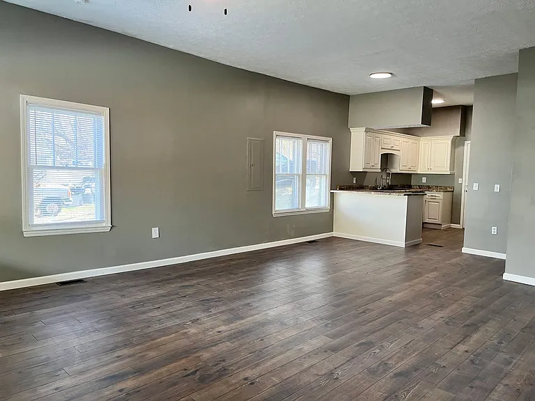 1003 W 5th St — Photo 3