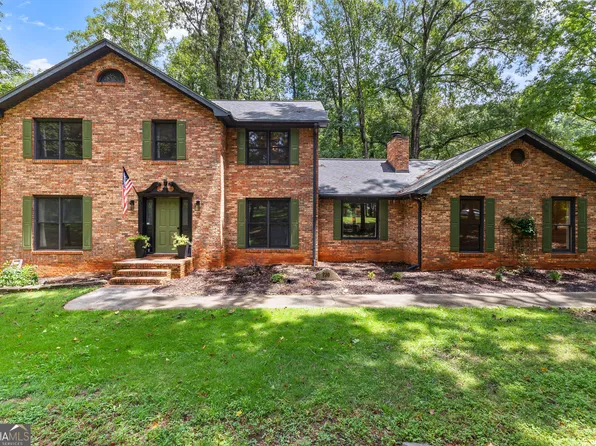 220 Essex Cir, Fayetteville, GA 30215