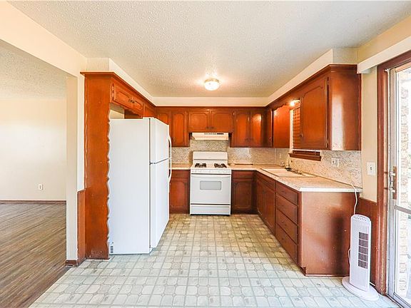 3rd image of 4117 Vickie Dr