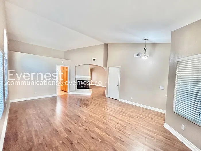 3 bed, 2.0 bath, 1632 sqft, $3,000 — Photo 3