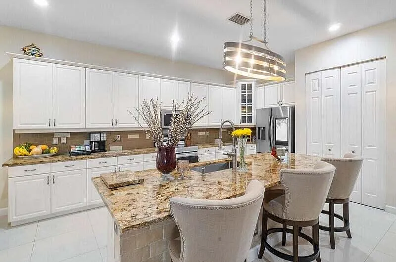 5 bed, 3.0 bath, 3317 sqft, $5,500 — Photo 2
