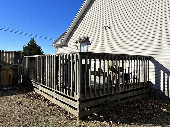 3rd image of 121 Saddleford Dr