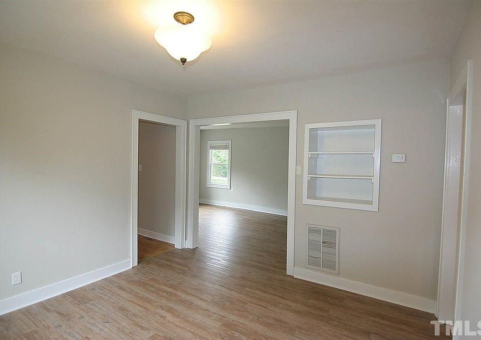 Large dining area and ample of space for a large table