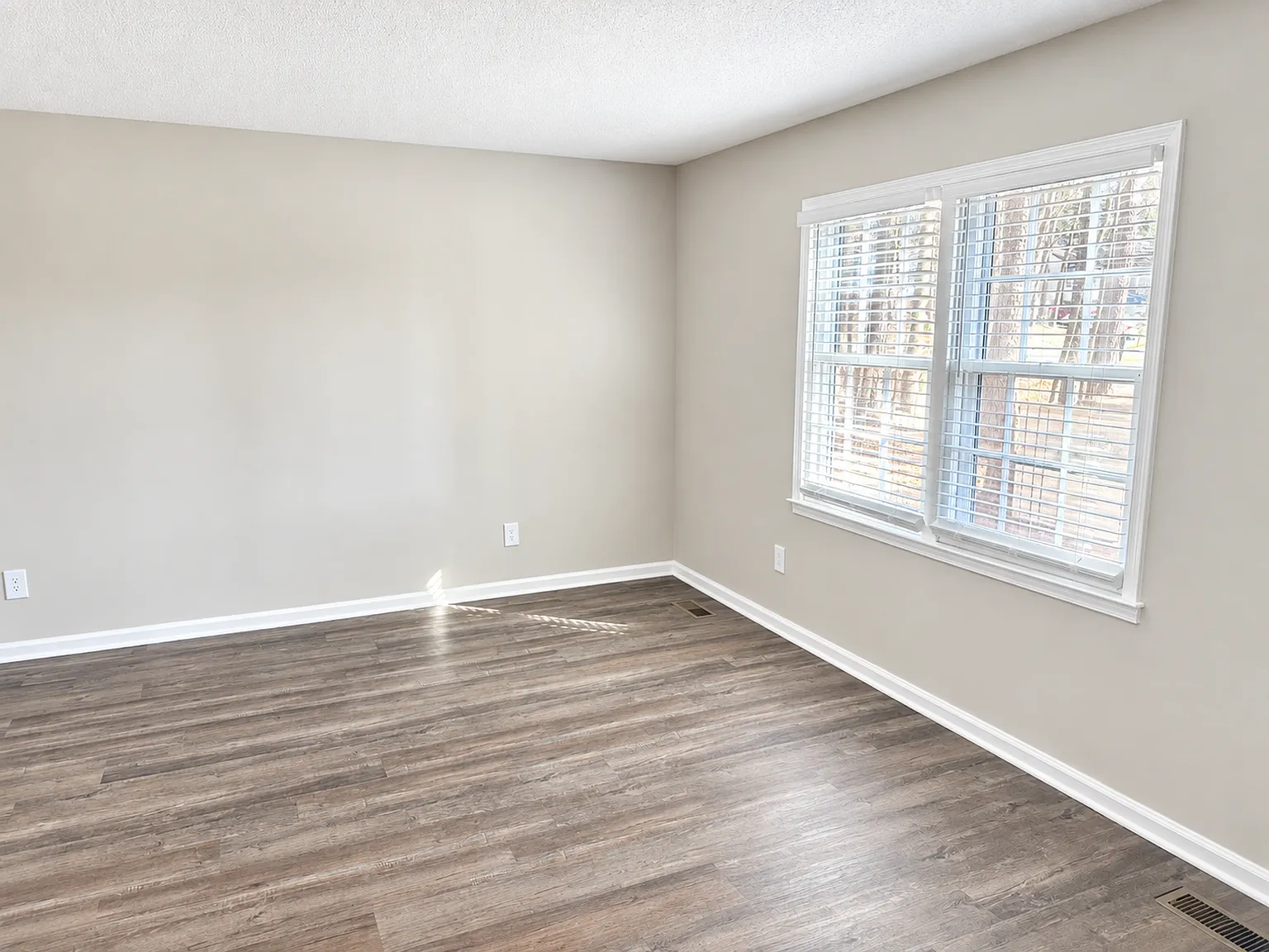 Stunning 2-bedroom, 2 -bathroom Apartment — Photo 3