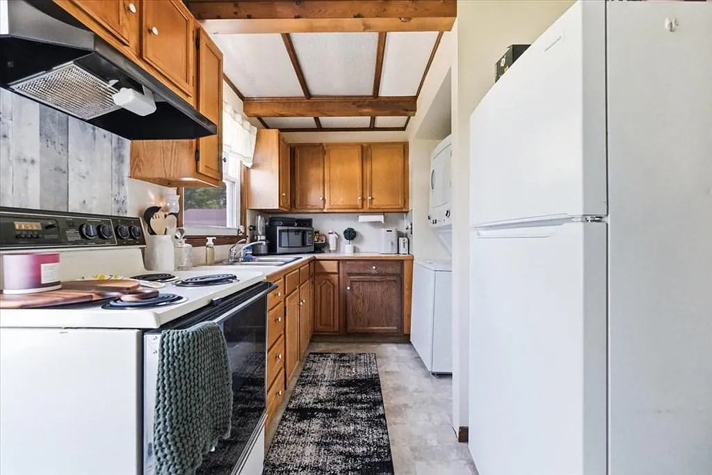 33 Marvin Ave — Photo 2
