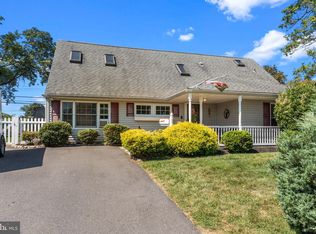 21 Downhill Rd, Levittown, PA 19056