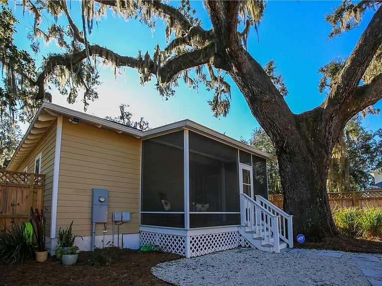 214 Clarke St — Photo 13