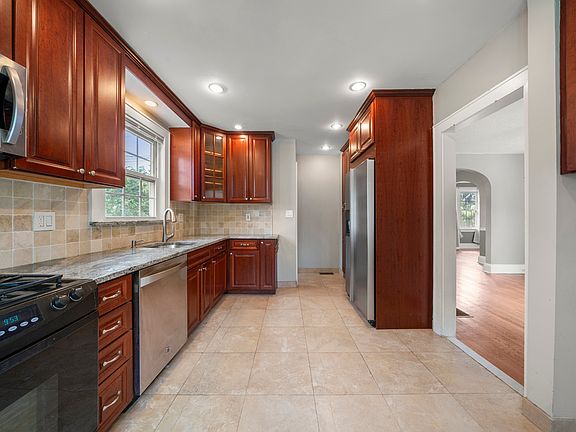 5th image of 78 Kensington Ave