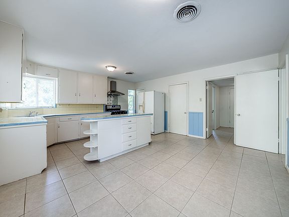 4th image of 203 Lindell Pl