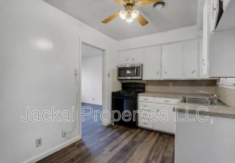 814 E Centennial St — Photo 5