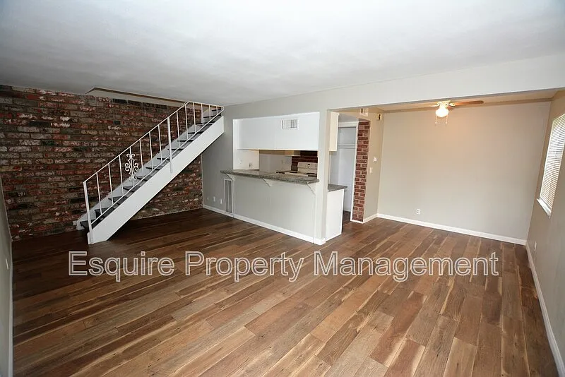 2 bed, 1.0 bath, 882 sqft, $2,300 — Photo 3