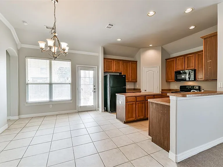 5802 Horse Prairie Dr — Photo 12