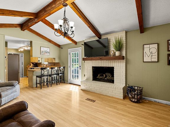 3rd image of 28 Greenview Cir