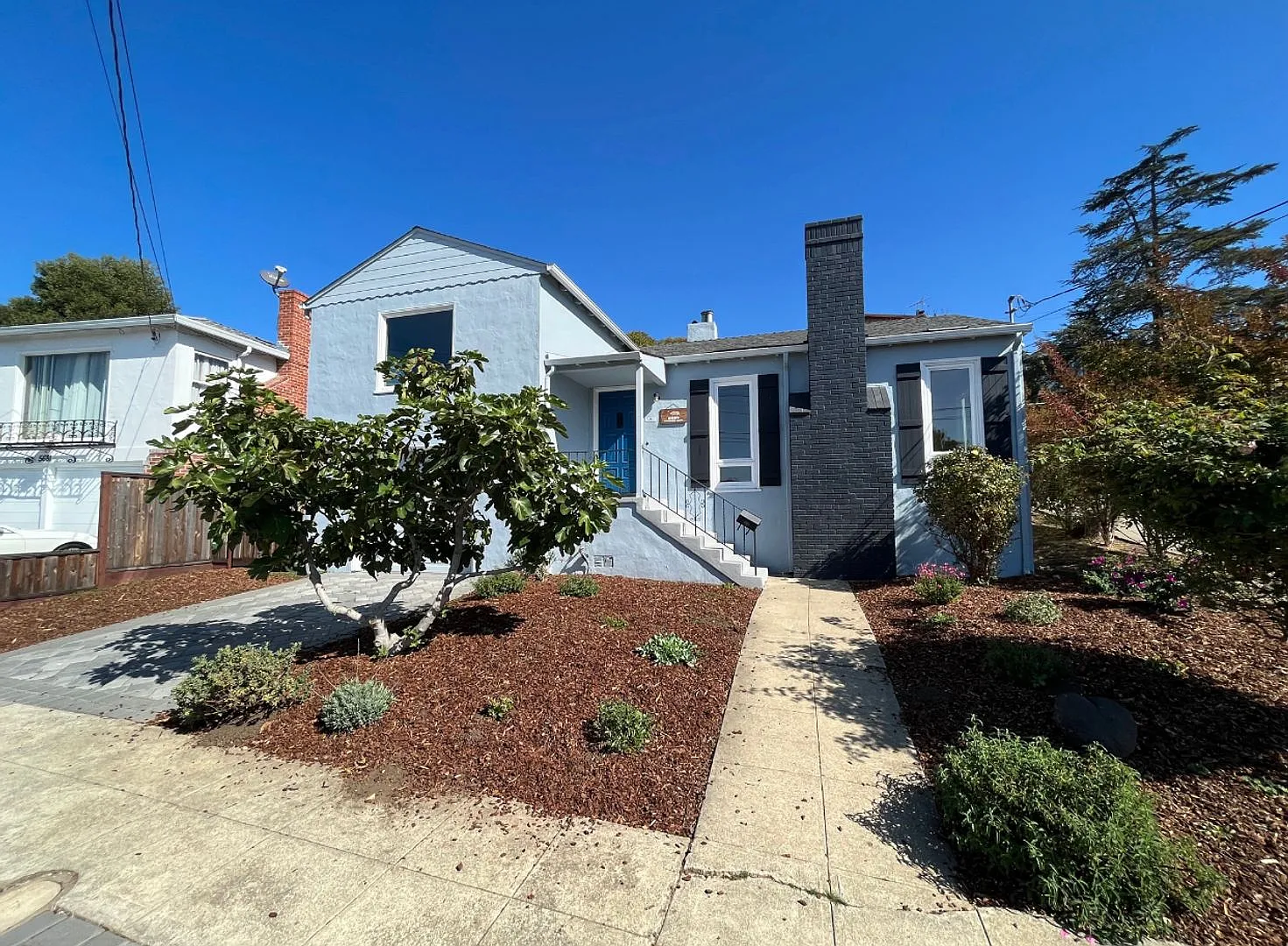 Gorgeous Updated Two Bedroom House W. Bonus Room — Photo 2