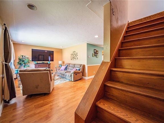 3rd image of 4910 Redwood Dr
