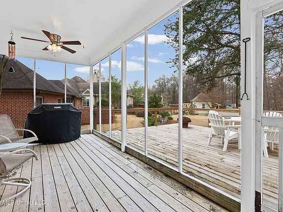 4th image of 11 Oak Knoll Dr