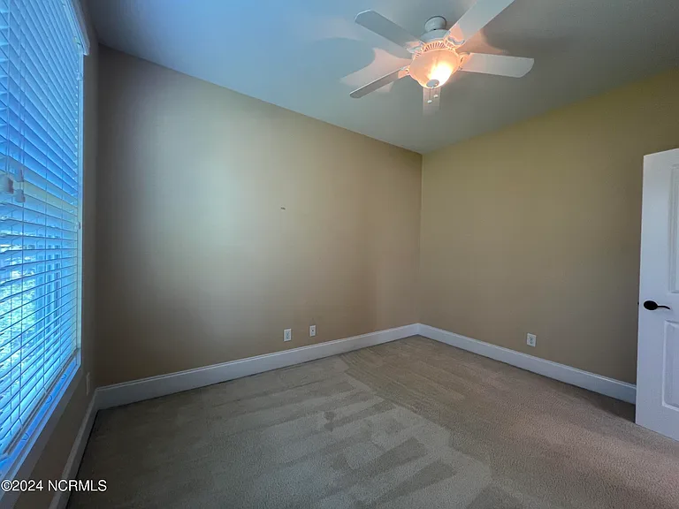 1211 Daisy Ct — Photo 22