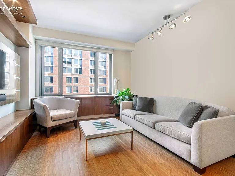 305 W 16th St #3D — Photo 4