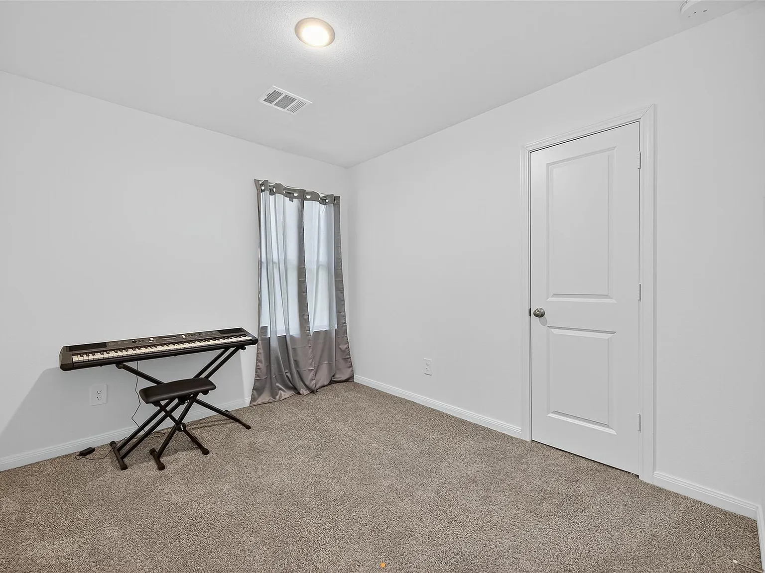 3 bed, 2.0 bath, 900 sqft, $1,700 — Photo 4