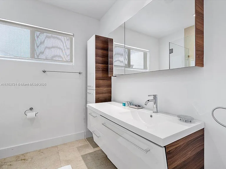 16473 NE 31st Ave — Photo 9