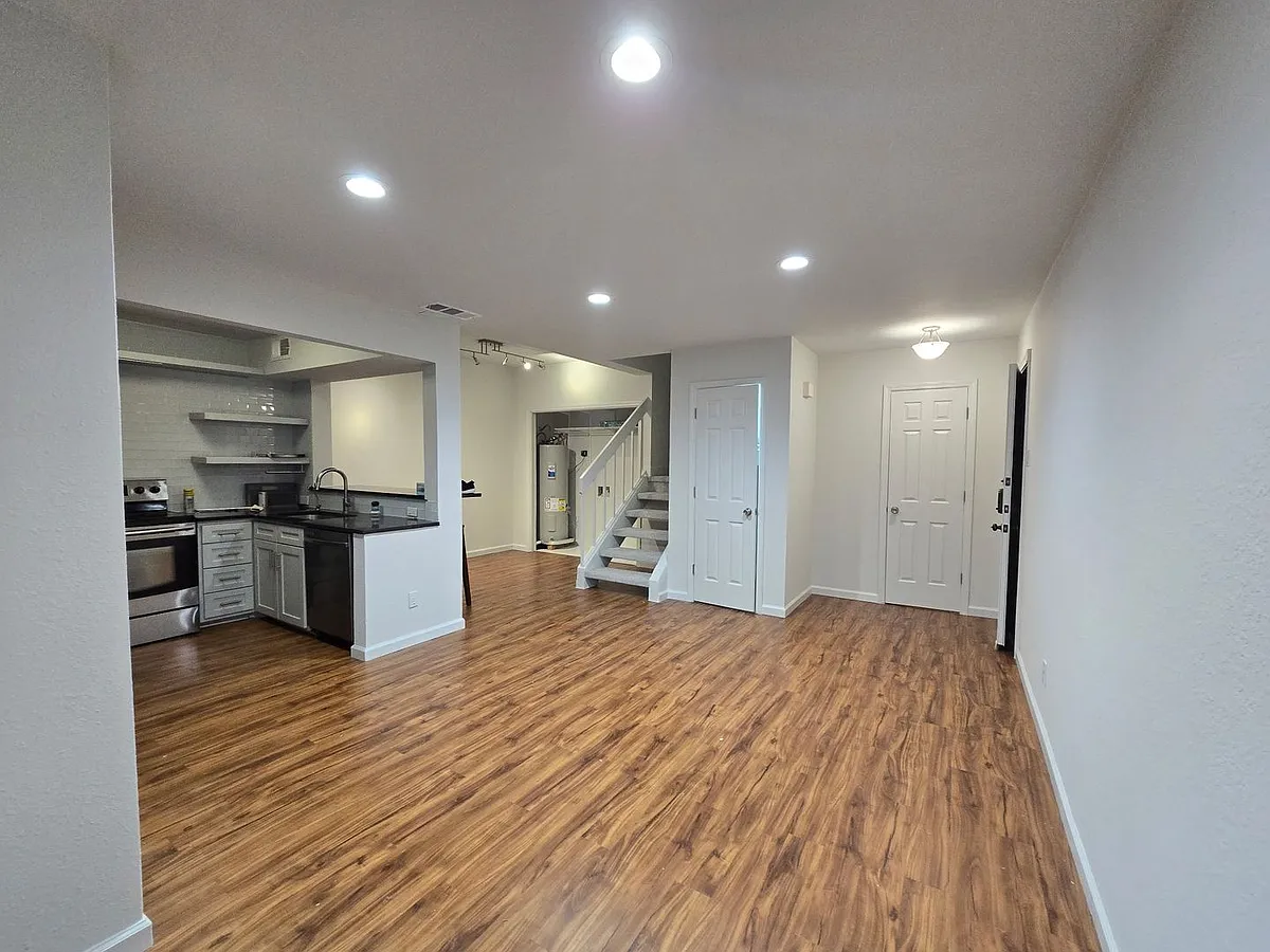 Building Photo - 5200 Martel Ave #13D